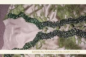 Teknik payet sangat mempengaruhi hasil akhir sebauah desain payet yang bagus, baik dari segi tampilan maupun teknik yang kita buat, orang akan cenderung melihat tampilan desain payet dari warna. Kebaya Qzm For My Cousin Wedding Roosvansia
