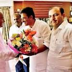 Rahul 'hand' Cong-JD(S) pact