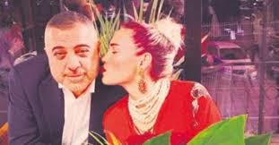 Erdal acar'ın eşi kardelen acar'ı doğum gününde emel yıldırım'dan olan çocukları cansu ve posta'nın haberine göre, 8 aralık'ta da kızları derin dünyaya gelmişti. Sosyetik Isadami Erdal Acar 14 Subat Ta Kizinin Annesi Kardelen Acar La Bas Basa Yemek Yedi Takvim