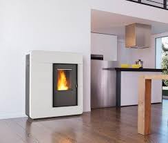 Avec un budget comparable avec celui d'une installation d'une chaudière gaz ou fioul, il est possible de se faire installer un poêle à bois ou un poêle à granule, à la condition d'avoir un conduit de cheminée existant. Poele A Granules Design 14 Modeles De Poeles A Bois A Pellets