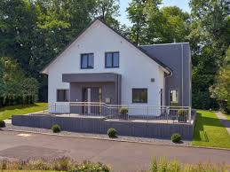 Die architektur des einfamilienhauses ist modern und frisch. Musterhaus Bad Vilbel Schwabenhaus