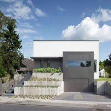 modernes einfamilienhaus am hang mit abgestuftem vorgarten moderne einfamilienhauser einfamilienhaus haus hanglage
