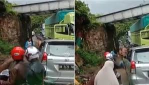 Jika anda punya truk, ini lowongan kerja supir atau sopir yang tepat. Sopir Bus Dan Sopir Truk Adu Jotos Di Tengah Jalan