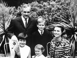 While it's impossible to calculate the exact amount princess stéphanie of monaco is worth, we can use publicly available information such as salary, investments, businesses, endorsements, and other income to estimate a net worth for 2021. Fotostrecke Stephanie Von Monaco Das Turbulente Leben Einer Prinzessin News De