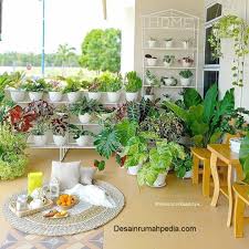 Merawat tanaman hias membutuhkan komitmen, hal inilah yang ditegaskan titiw di awal pembicaraan. Cara Menata Pot Bunga Di Teras Depan Rumah Desainrumahpedia Com Inspirasi Desain Rumah Minimalis Modern