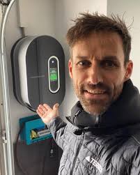 Diesige Wetter ausgenutzt💪🏻🤩 Die Lade Dock von Porsche für zu Hause und  sogar unterwegs…. Elegant wie auch das Batmobil☺️ #porsche  #porschezentrumbensberg #nextlevelperformance #taycan #greenenergy  #klimaneutralität