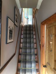 Hand railing projection into stairs (<= 4.5) hand railing heights: Modern Narrow Staircase Novocom Top