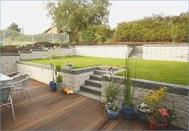 Garten Landschaftlich Gestalteter Hang Garten Hang Landschaft Garten Gestalteter Hang Landschaft In 2020 Sloped Garden Small Backyard Landscaping Sloped Backyard