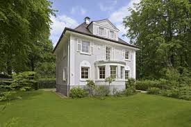 Die Villa Roller Liegt In Erstklassiger Adresse Und Privilegierter Lage Direkt Am Hochufer Der Is Architektur Innenhof Neoklassizistische Architektur Villen