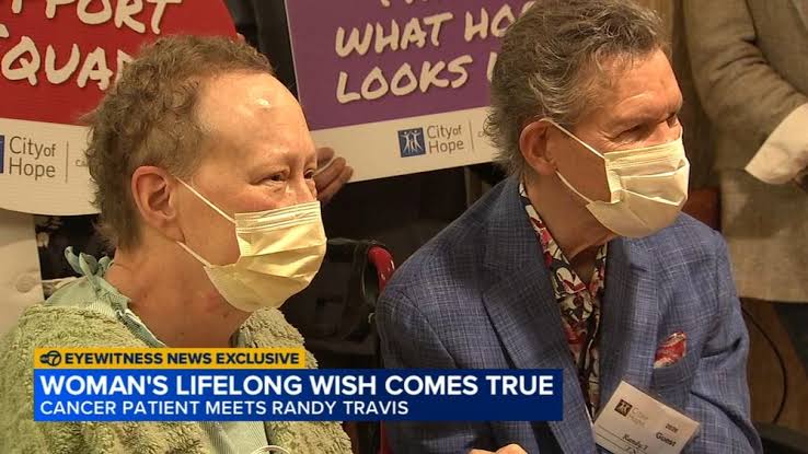 Randy Travis travels to Chicago, fulfills woman's wish to meet him at City  of Hope Chicago cancer hospital - ABC7 Chicago