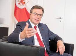 Tirols landeschef günther platter (övp) hat sich erfreut über die anstehende öffnung der grenzen zwischen deutschland und österreich ab dem 15. Lh Platter Arbeitslosigkeit In Tirol Hat Sich Fast Halbiert Land Tirol