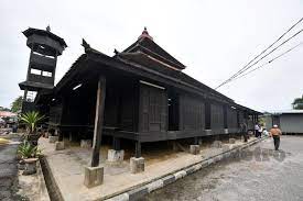 Ada versi yang mengatakan bahwa masjid kampung laut ini sudah dibangun sekitar 1400 tahun lalu, namun versi ini sepertinya tidak benar karena pada saat itu. Masjid 400 Tahun Akan Dipindah Ke Lokasi Asal