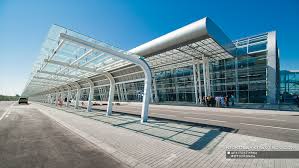 Чим більший аеропорт, тим більше він бере за обслуговування і тим нижча ймовірність того, що туди літають лоукости. Lvivskij Aeroport Vidkriyut Dlya Fotografiv