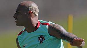 Coupés au carré, courts, longs ou dégradés, nos cheveux peuvent prendre différentes formes sous les mains. Santos Ironise Sur La Coiffure D Artiste De Quaresma