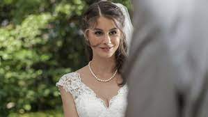 Barrie game exchange 2017 must haves sexy nerds ft. A Baratok Kozt Tildaja Alomszep Eskuvoi Ruhaban Szabo Erika Igy Allt Kamerak Ele Hazai Sztar Femina