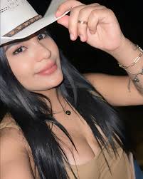 Alba Caraballo's Instagram, Twitter & Facebook