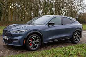 This electric suv accelerates eagerly and handles well, making it much more fun to drive than many. Ford Mustang Mach E Bewertung Elektrisch Aber Ein Echter Must