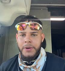 My name is Oneill, 27 yrs. From Puerto Rico, living in Ohio. Want to make  friends. I'm fully bilingual (spanish & english). Instagram: Oneilldrtist