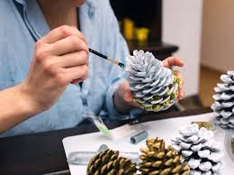 Lichterketten leuchten in den fenstern, es duftet nach plätzchen. Basteln Mit Tannenzapfen 5 Deko Ideen Fur Jung Und Alt Liebenswert Magazin