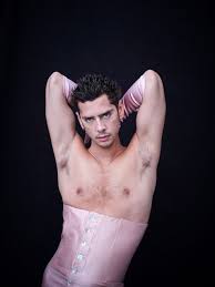 Eduardo Casanova: “Me duele profundamente cuando se meten conmigo, cosa que  hacen mucho y que entiendo | Vanity Fair