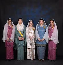 Itulah salah satu letak perbedaan dari kebiasaan orang kaya dan orang miskin. Mystory En Twitter Teknik Pembuatan Tenun Pahang Diraja Dibawa Dari Makasar Ke Pahang Oleh Almarhum Tok Tuan Keraing Aji Pada Abad Ke 16 Beliaulah Moyang Keluarga Bangsawan Pahang Yang Bergelar Orang Kaya