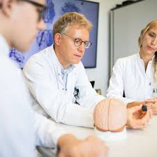 So steuern Querschnittsgelähmte mit Hirnimplantat einen Roboter