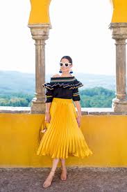 Black And Yellow Pleated Skirt Yellow Metallic Satin Pleated Skirt Sintra Portugal In 2020 Satin Pleated Skirt Fashion Pleated Skirt