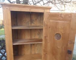 Kiefer gelaugt geölt weiß streichen : Der Schrank