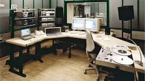 Damit zoom ihren hintergrund möglichst vollständig erkennt und ausblendet, sollte dieser einen einheitlichen farbton besitzen. Teams Zoom Skype Und Co Kultige Hintergrundbilder Fur Ihre Videokonferenz Aktionen Und Events Unternehmen Br De