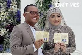 Mantan istri komedian sule itu dinyatakan sudah mengembuskan napas terakhir sebelum tiba di rumah sakit al islam bandung, jawa barat. 5 Gaya Hijab Nathalie Holscher Istri Sule Bisa Jadi Inspirasi Outfit