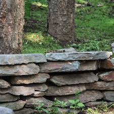 gestapelde natuurstenen muren maken met vlakke flagstones foto s tuin architectuur mediterrane tuin muur maken