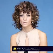 Il taglio corto riccio con ciuffo laterale è un'idea da prendere in considerazione per l'autunno/inverno 2017 2018. Tagli Capelli Ricci Ispirazioni Per Scegliere In Base Alla Lunghezza