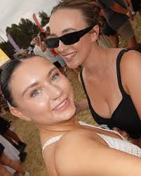 hi I'm sophie and this is my fifth baddadan of the night