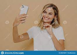 Niedlich Schöne Weiblich Mit Blonde Haare Machen Selfie Auf Modernen Handy  Und Lächelnd Machen Foto Von Sich Stockbild - Bild von schauen, person:  225251807