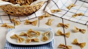 Come tutte le preparazioni fresche, apporta una quantità di energia apparentemente minore rispetto alla pasta secca, ma è anche necessario ricordare che la pasta fresca è in gran parte già idratata e cresce/rende meno in cottura, ragion per cui è necessario utilizzarne grammature superiori. Farfalle Con Farina Di Segale Pasta Fresca Pane E Gianduia