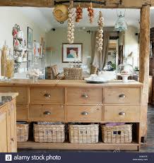 Inklusive schiebetüren, wodurch er ideal ist für den gebrauch in vielbeschäftigten küchen und bereichen mit wenig platz. Aufbewahrung Korbe Auf Alten Kiefer Schrank Teilung Cottage Kuche Und Esszimmer Stockfotografie Alamy