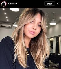 La tendenza che arriva da parigi. Frangia A Tendina Nel 2022 Si Porta Lunga E Aperta Amica