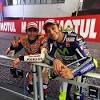 Marquez ha nuovamente rotto la piastra montata sul suo braccio destro dopo il suo incidente a jerez il mese scorso. Https Encrypted Tbn0 Gstatic Com Images Q Tbn And9gctpag Ovzjrlkq Guldmqntepgnctayevitzrug1gsu7mg79 Ub Usqp Cau