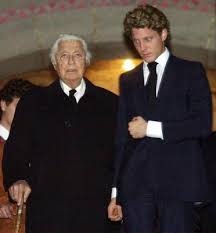Figlio di edoardo agnelli e della principessa virginia bourbon del monte, era il secondo dei sette figli della coppia. Repubblica It Galleria Di Immagini E Morto Gianni Agnelli Con Il Nipote Lapo Elkann Al Funerale Del Figlio Edoardo
