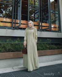 Dimana kebanyakan jahitan baju pria hanya menggunakan model kemeja atau kemeja koko dengan kerah kecil. 6 Kombinasi Warna Hijau Untuk Outfit Kondangan Hijabers