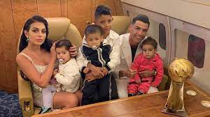 2017 folgten die zwillinge mateo und eva, die. Susse Trainingspartner Cristiano Ronaldo Sportelt Mit Kids Promiflash De