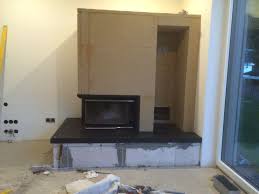 Man Beachte Unbedingt Die Luftzirkulation In Der Kaminverkleidung Dafur Empfiehlt Es Sich Im Unteren Teil Einen Entsprec Kaminverkleidung Kamin Kamin Einbauen