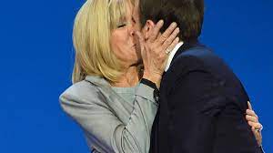Get the latest on brigitte macron from vogue. Brigitte Macron Frau Des Franzosischen Prasidenten Im Bikini Auf Dem Jetski Politik