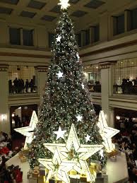 The Beautiful Christmas Tree At The Walnut Room At Macy S In Chicago Grateful For The Tradition Amazing Christmas Trees Christmas Lights Christmas