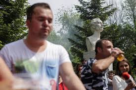 În parcul naţional vor fi amenajate sute de metri de grătar pe care vor fi pregătiţi 50.000 de mici. Inquam Photos Mancare Gratar