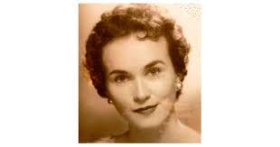 Elizabeth Stapleton's Instagram, Twitter & Facebook