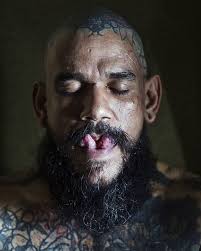 English below Retrato del artista cubano @felix_i_smell_blood perteneciente  a mi trabajo sobre movimientos contraculturales donde la modificación  corporal que incluye perforaciones, lengua bífida, escarificaciones y  tatuajes entre otras intervenciones ...