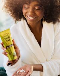 Realza la belleza de tus rizos con la crema definidora de rizos Simply  Curls! ✨ ✨ Beneficios: • Hidrata y aporta brillo. • Se absorbe rápidamente.  • Enriquecida con aceite de karité