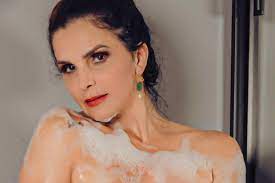 Luiza Ambiel estreia no Privacy: “Na banheira me comportava, já aqui…”