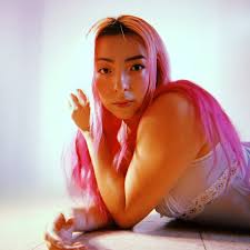 Qué 🍄. Odio esta época del año precisa y estúpidamente por el wrapped for  artists que cada año me recordaba mi miseria. Ya no lo odio y esto se va a  poner